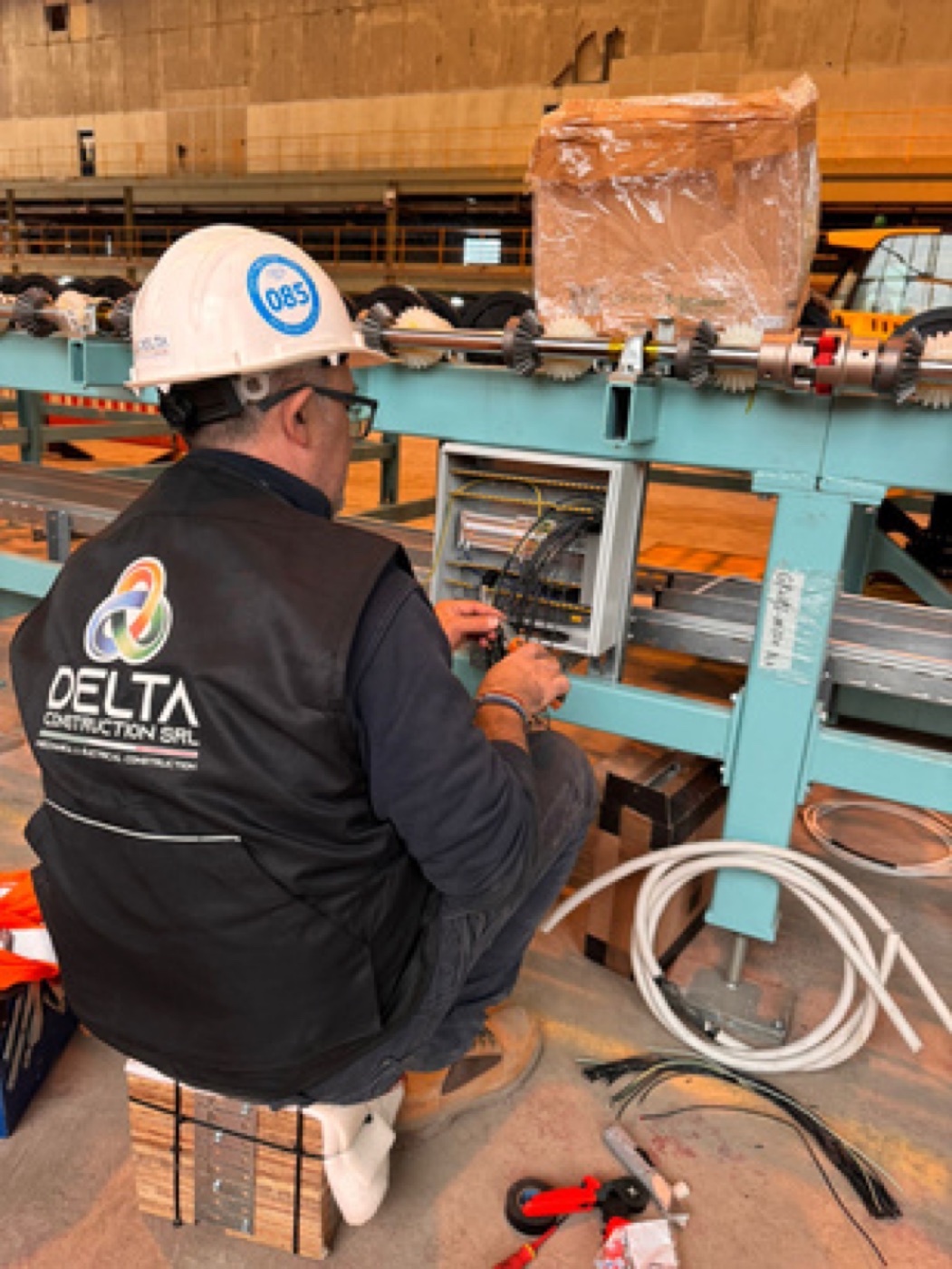 Un operatore Delta Construction al lavoro su componenti industriali
